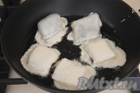 В сковороду влить растительное масло, разогреть его. Обмакивать в кляр кусочек зубатки и сразу выкладывать на сковороду в разогретое масло. Покрывать кляром нужно столько кусочков рыбы, сколько одновременно поместится в сковородку.