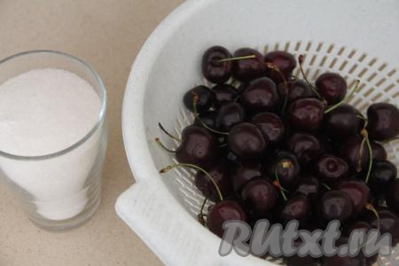 Вымыть 500 грамм черешни, отделённой от веточек.