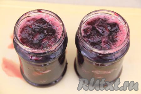 После того как варенье из черешни с момента закипания проварится в течение 5 минут, разложить горячее варенье по подготовленным банкам (я взяла 2 банки по 250 миллилитров), закрутить (или закатать) прокипячёнными крышками.