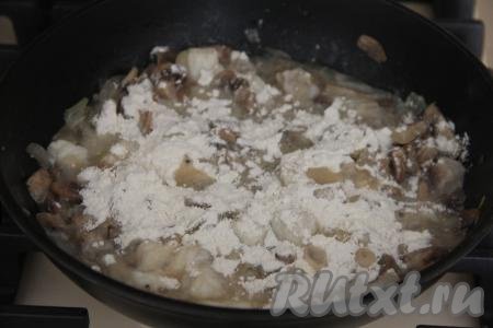 Затем всыпать в сковороду муку, перемешать.