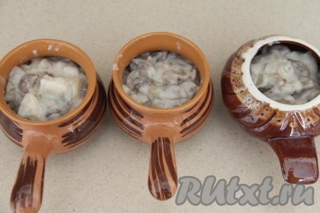 Разложить жульен по кокотницам.