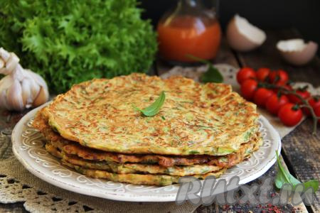 Нежные, аппетитные кабачковые лепёшки подать к столу.