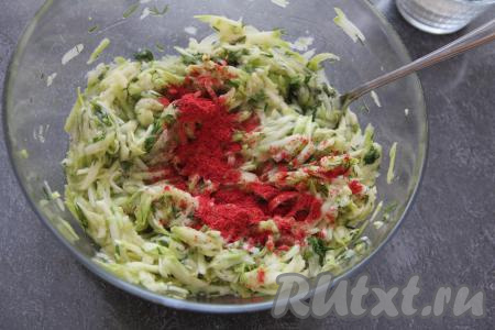 Всыпать специи (я добавила 1 чайную ложку паприки).