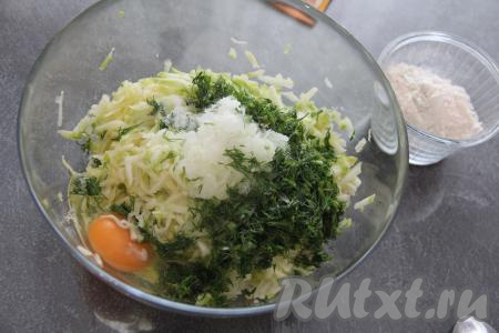 К кабачковой массе добавить сырое яйцо, перемешать столовой ложкой.