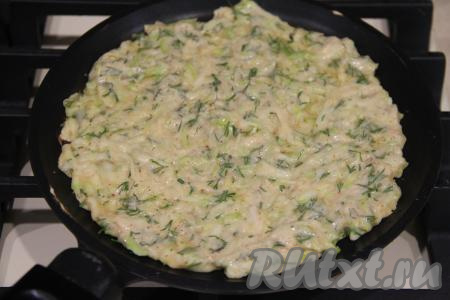 Сковороду (я жарила лепёшки на сковороде диаметром 20 сантиметров) смазать растительным маслом, разогреть и выложить три столовых ложки теста, равномерно распределив по сковороде.