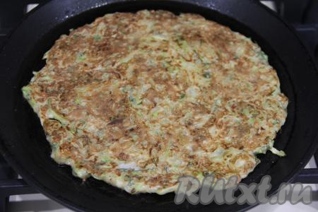 Жарить кабачковую лепёшку с двух сторон на среднем огне до золотистого цвета, затем аккуратно переложить со сковороды на тарелку. Постепенно пожарить все лёпёшки, складывая их одна на другую. Всего у меня получилось 4 лепёшки.