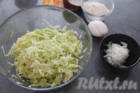 С кабачка срезать шкурку. Я взяла молодой кабачок с мелкими семечками. Если вы для приготовления лепёшек взяли кабачок с крупными семенами, тогда семечки нужно удалить. Подготовленный кабачок натереть на крупной тёрке. Отжать из натёртого кабачка лишний сок. Лук натереть на крупной тёрке (или мелко нарезать).