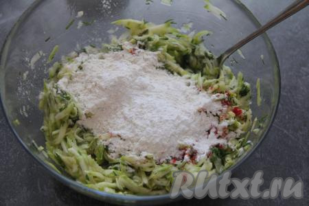 Добавить разрыхлитель и муку, очень хорошо перемешать кабачковое тесто, оно получится в меру густым и вязким.