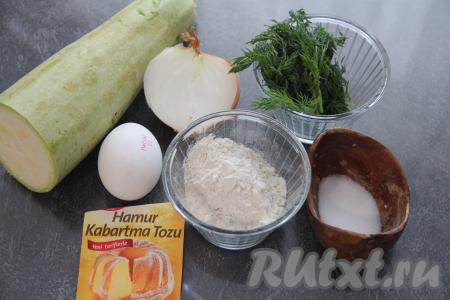 Подготовить продукты для приготовления кабачковых лепёшек на сковороде. Кабачок и зелень вымыть, лук почистить.