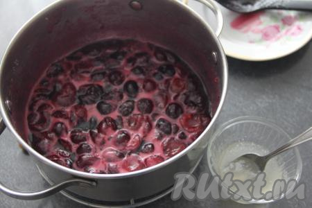 Снять варенье из черешни с огня. Добавить в горячее варенье набухшую желатиновую массу. Хорошо перемешать (до полного растворения кристаллов желатина).