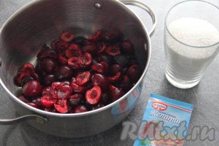 Удалить из черешни косточки, затем переложить ягоды в кастрюлю, в которой вы будете готовить варенье.