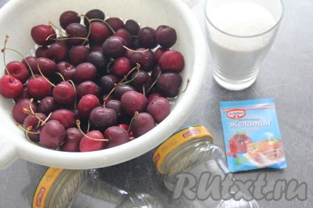 Подготовить продукты для приготовления варенья из черешни без косточек с желатином. Черешню вымыть, удаляя все веточки. Банки (я взяла 2 баночки объёмом по 250 миллилитров) тщательно вымыть, по желанию, их можно простерилизовать любым удобным для вас способом. Крышки прокипятить в течение 4-5 минут с момента закипания воды.