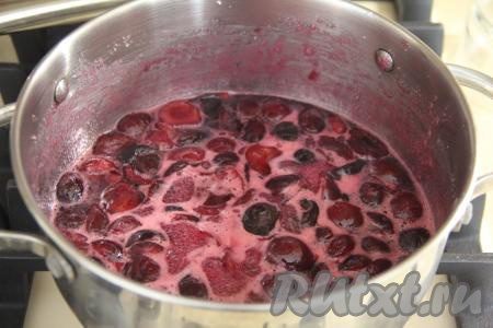 Довести варенье до кипения, убавить огонь и снять пенку. Варить варенье 10 минут на небольшом огне, периодически помешивая.