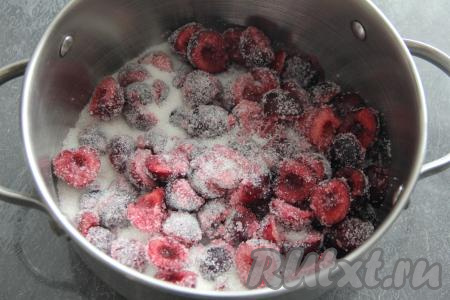 Черешню засыпать сахаром. Перемешать ягоды с сахаром и поставить на небольшой огонь.