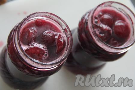 Разложить горячее варенье по подготовленным банкам, закрутить (или закатать) крышками. У меня получилось 2 баночки по 250 миллилитров черешневого варенья.