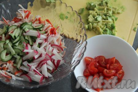 Авокадо нарезать на кубики. Помидоры нарезать на небольшие дольки (я готовила с черри и просто разрезала их на 4 части).