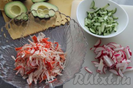 Огурцы, помидоры и редиску вымыть. Отрезать у редиски и огурцов кончики с двух сторон. Очистить авокадо от кожуры, удалить косточку. Очищенные авокадо сразу сбрызнуть лимонным соком, чтобы они не потемнели. Разморозить крабовые палочки. Редиску и огурцы нарезать на тонкие брусочки, крабовые палочки - на тонкие полоски.