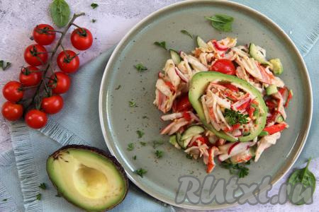 При желании можно сделать порционную подачу этого салата, выложив его в лодочку из авокадо.