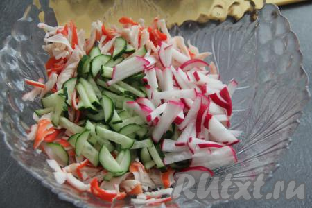 В салатнике соединить крабовые палочки, редиску и огурцы.&nbsp;