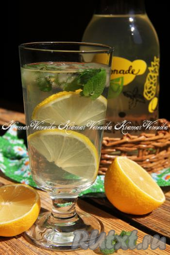 Очень вкусный, ароматный, приятно освежающий лимонад, приготовленный с мятой и лимоном в домашних условиях, подать к столу. Я предпочитаю в стакан выкладывать кубики льда,&nbsp; дольки лимона, несколько листиков свежей мяты, а затем вливаю охлаждённый лимонад и подаю к столу.