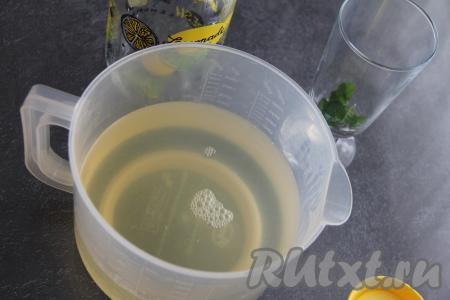 Когда мятно-лимонный сироп полностью остынет, процедить его, убрав листики мяты и половинки лимона. Выдавить сок из второго лимона и добавить его в процеженный сироп, перемешать получившийся лимонад, перелить в бутылку и поставить на пару часов в холодильник.