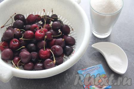 Подготовить продукты. Черешню хорошо промыть под проточной водой, удаляя веточки.