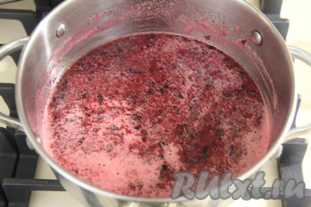 Поставить кастрюлю с ягодным пюре на средний огонь и довести, периодически помешивая, до кипения. Убавить огонь и снять пенку.