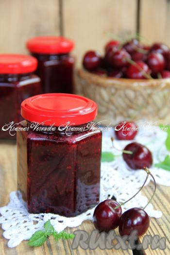 Джем, сваренный из черешни с добавлением желатина, получается в меру густым. Зимой этот джем порадует яркими красками, прекрасным вкусом и ароматом всю семью.