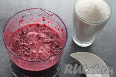 Пробить ягоды до получения пюре. Если нет измельчителя, можно пробить черешню погружным блендером.