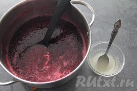 Варить джем из черешни 20 минут на медленном огне, периодически перемешивая. Пока варится джем, простерилизовать банки и прокипятить крышки. Я простерилизовала 3 банки объёмом 200 миллилитров. В небольшую ёмкость всыпать желатин, залить 50 миллилитрами холодной  воды (вода должна быть кипячёной), перемешать и оставить набухать минут на 10-15. После того как джем из черешни проварится с момента закипания 20 минут, снять кастрюлю с огня. В кастрюлю с горячим черешневым джемом добавить набухшую желатиновую массу, тщательно перемешать, чтобы кристаллы желатина растворились.