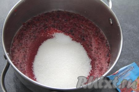 Выложить ягодное пюре в кастрюлю, добавить сахар и лимонную кислоту, перемешать.