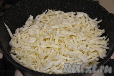 Затем к фаршу из индейки, обжаренному с овощами, добавить тонко нарезанную капусту, перемешать.