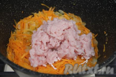 Филе индейки пропустить через мясорубку и выложить в сковороду с обжаренными овощами, перемешать и обжаривать минут 5, разбивая комочки фарша.