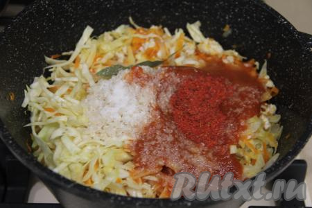 Перемешать овощи с фаршем и рисом, добавить томатную пасту, специи (у меня - паприка) и соль, перемешать и влить 150-200 миллилитров горячей воды.