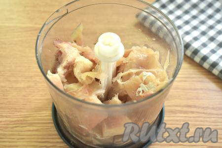 Минтая разморозить, удалить кожу, плавники и хребет с костями, у нас получится филе минтая (у меня вышло 400 грамм). Нарезаем филе минтая на части и измельчаем в измельчителе до получения фарша (или пропускам кусочки рыбного филе через мясорубку).