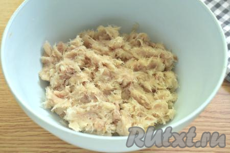 Перекладываем получившийся фарш в миску.