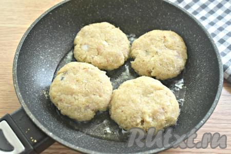 Из рыбного фарша формируем круглые котлеты (у меня получилось 7 штук) и выкладываем их на сковороду, разогретую с растительным маслом.