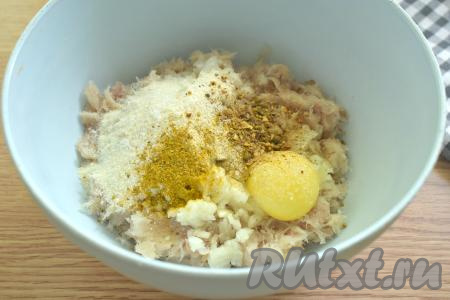 Добавляем соль, специи (я взяла смесь молотых перцев и немного приправы карри).