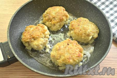 Жарим котлеты из минтая с манкой до румяности с двух сторон (ориентировочно по 4-5 минут с каждой стороны).