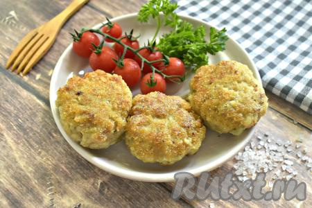 Рыбные котлеты получились пышными, аппетитными, покрытыми хрустящей корочкой снаружи и нежными внутри. Такие котлетки из минтая можно подать к столу, дополнив гарниром и любимым соусом.