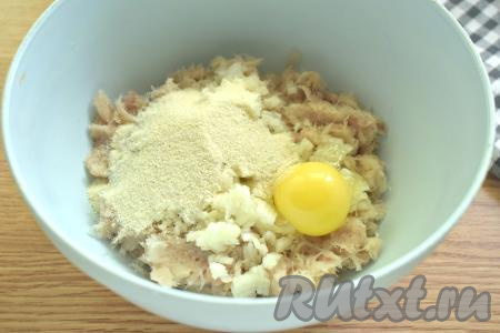 К фаршу из минтая и луку всыпаем манку, вбиваем маленькое куриное яйцо.