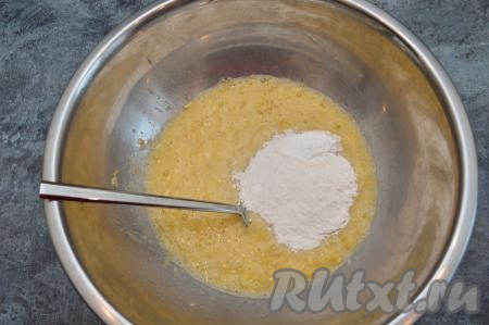 Всыпать разрыхлитель и половину (примерно 2 столовых ложки) рисовой муки, очень хорошо перемешать. Начать постепенно, по столовой ложке, добавлять рисовую муку, каждый раз хорошо вмешивая её. Добавлять муку нужно до тех пор, пока консистенция теста на панкейки не станет похожей на достаточно густую сметану.