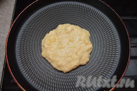 Разогреть на среднем огне сухую сковороду. Жарятся панкейки по одному на сухой сковороде, но если покрытие сковородки не очень качественное, тогда слегка смажьте сковороду маслом. В центр разогревшейся сковороды выложить 1,5-2 столовых ложки теста, жарить панкейк на среднем огне 2-3 минуты (до подрумянивания снизу).