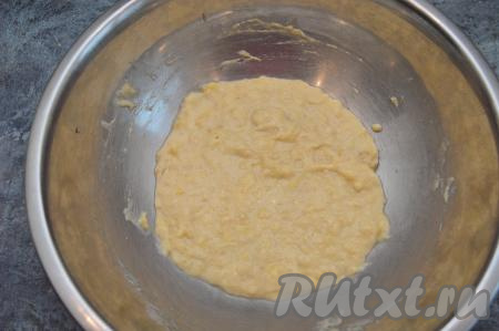 Тесто для панкейков должно медленно стекать с ложки.