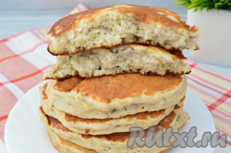 А вот как панкейки, приготовленыне с бананом и рисовой мукой, выглядят в разломе. Они отлично пропекаются внутри. Очень вкусные, нежные банановые панкейки подать к чаю, дополнив, по желанию, мёдом или другим сладким соусом.