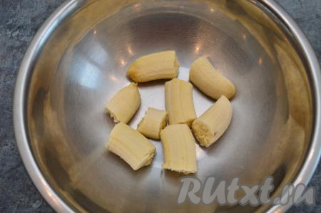 Тесто для этих панкейов замешивается без добавления сахара, поэтому нужно брать сладкие, спелые бананы. Бананы очистить от кожуры, разломать на кусочки и сложить в миску. Вес очищенных бананов должен быть примерно 200 грамм.