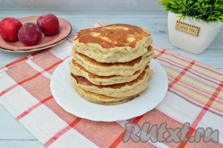 Постепенно пожарить все панкейки, складывая их стопочкой на тарелку. Всего у меня получилось 5 пышных, аппетитных панкейков, приготовленных с бананом и рисовой мукой.