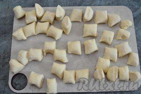 Острым ножом нарезать колбаски на кусочки длиной 2-3 сантиметра. Это и будут наши ленивые вареники из творога с сыром. Я половину вареников заморозила, для этого их нужно в один слой выложить на доску, припылённую мукой, и отправить в морозилку, а когда они замёрзнут, переложить в целлофановый пакет и убрать на хранение в морозилку.