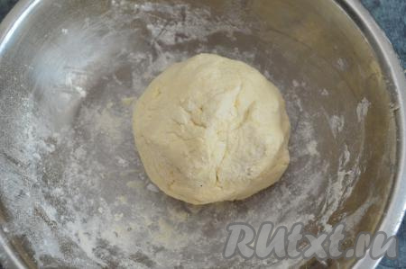 Затем, добавляя по столовой ложке муки и тщательно вмешивая её, замесить руками творожно-сырное тесто. Всыпая постепенно муку, нужно добиться, чтобы тесто скаталось в шар и было практически не липнущим к рукам. Как только добились такой консистенции, больше муку не добавляйте.
