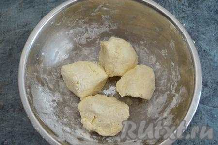 Ножом разделить творожно-сырное тесто на 4 примерно равных части.